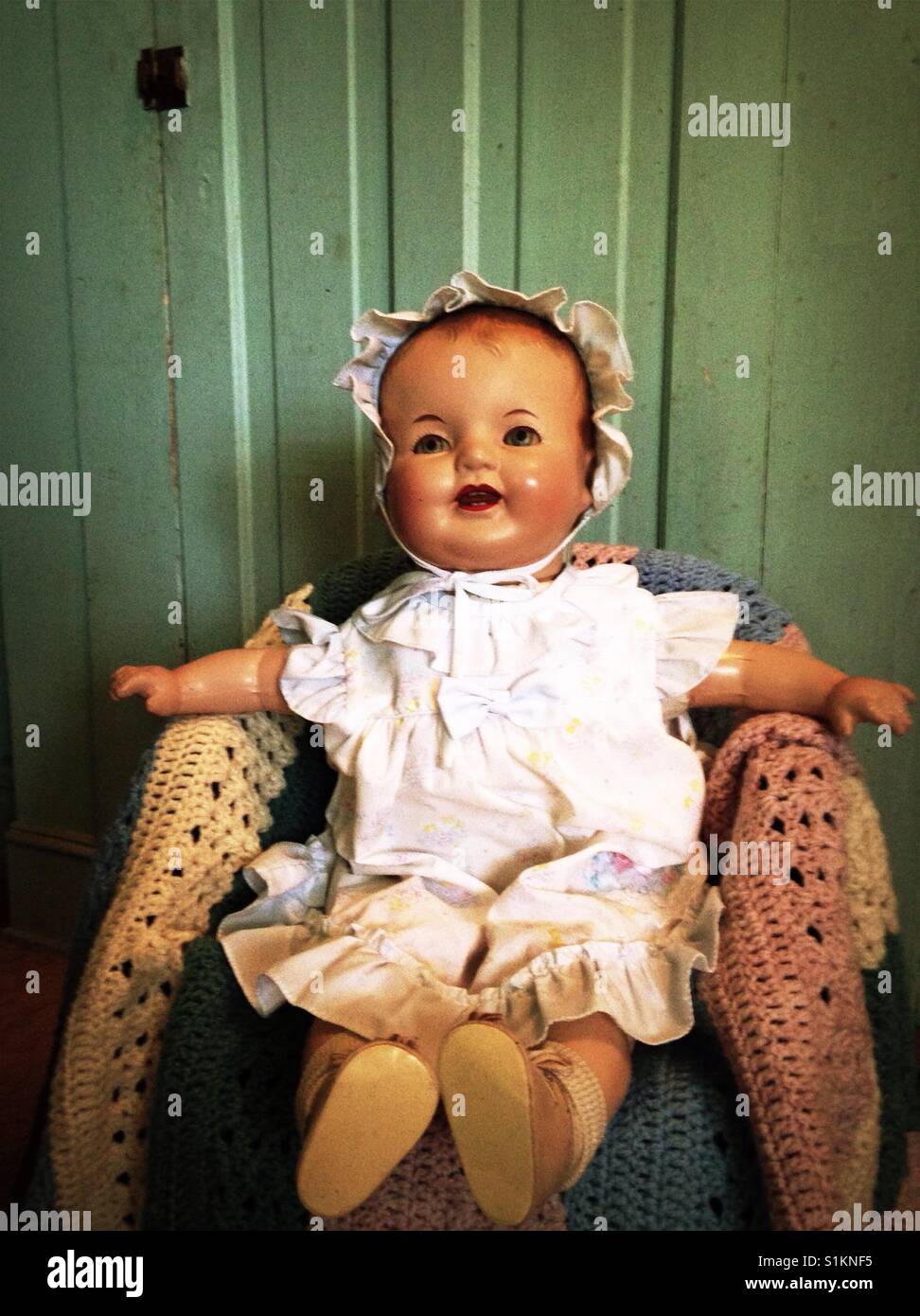 Hallo, Doris! Doris ist eine Zusammensetzung Puppe in einem afghanischen bedeckt Stuhl durch einen grünen Schrank Tür gestellt Stockfoto