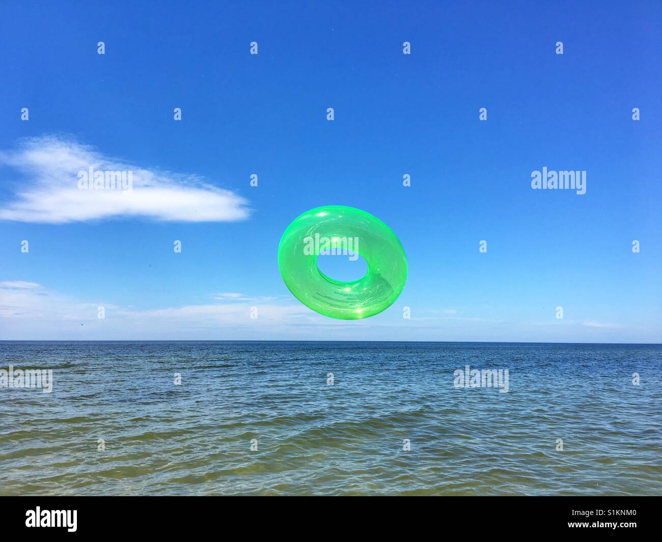 Grün aufblasbares Spielzeug Kreis in der Luft am Strand Stockfoto