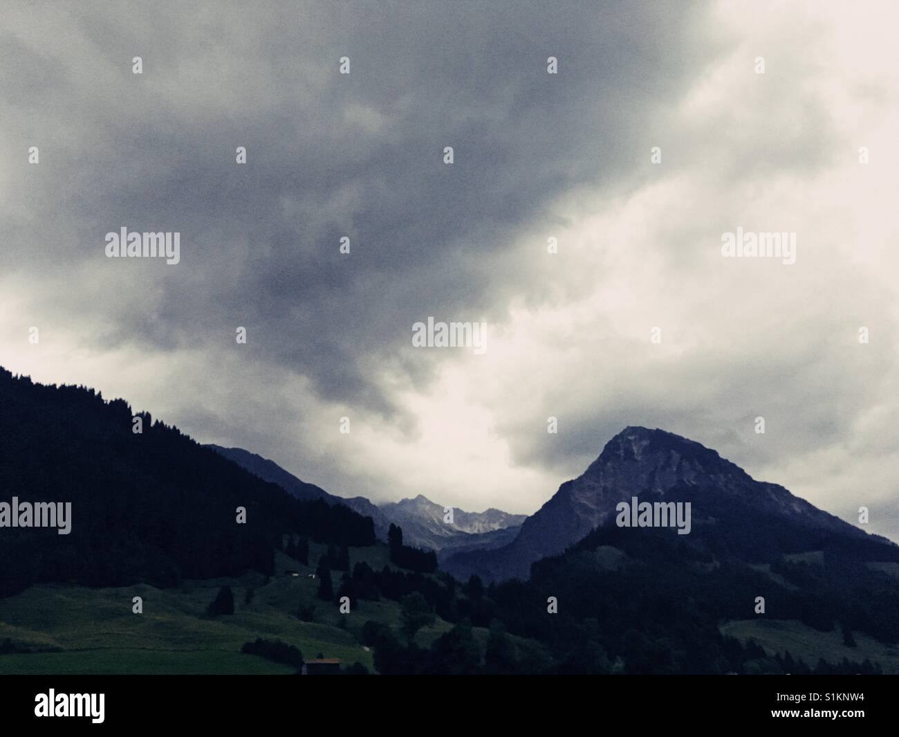 Gewitterwolken über die Berge - Smartphone-aufgenommenes Stockfoto