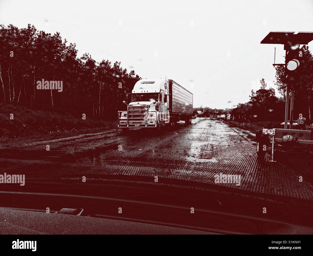 Lkw- und Licht bei Straßenarbeiten auf nassen Road Stop, Kanada - Smartphone-aufgenommenes Stockfoto