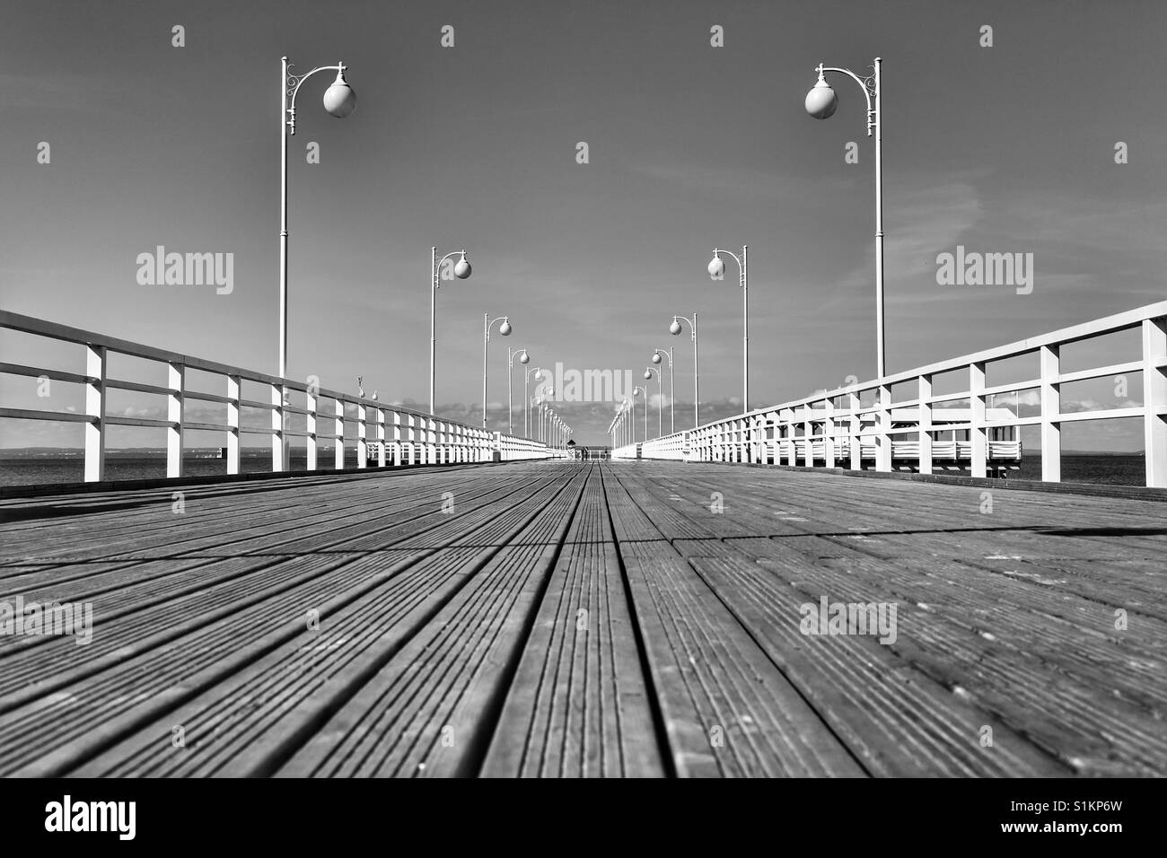 Pier in den Himmel Stockfoto