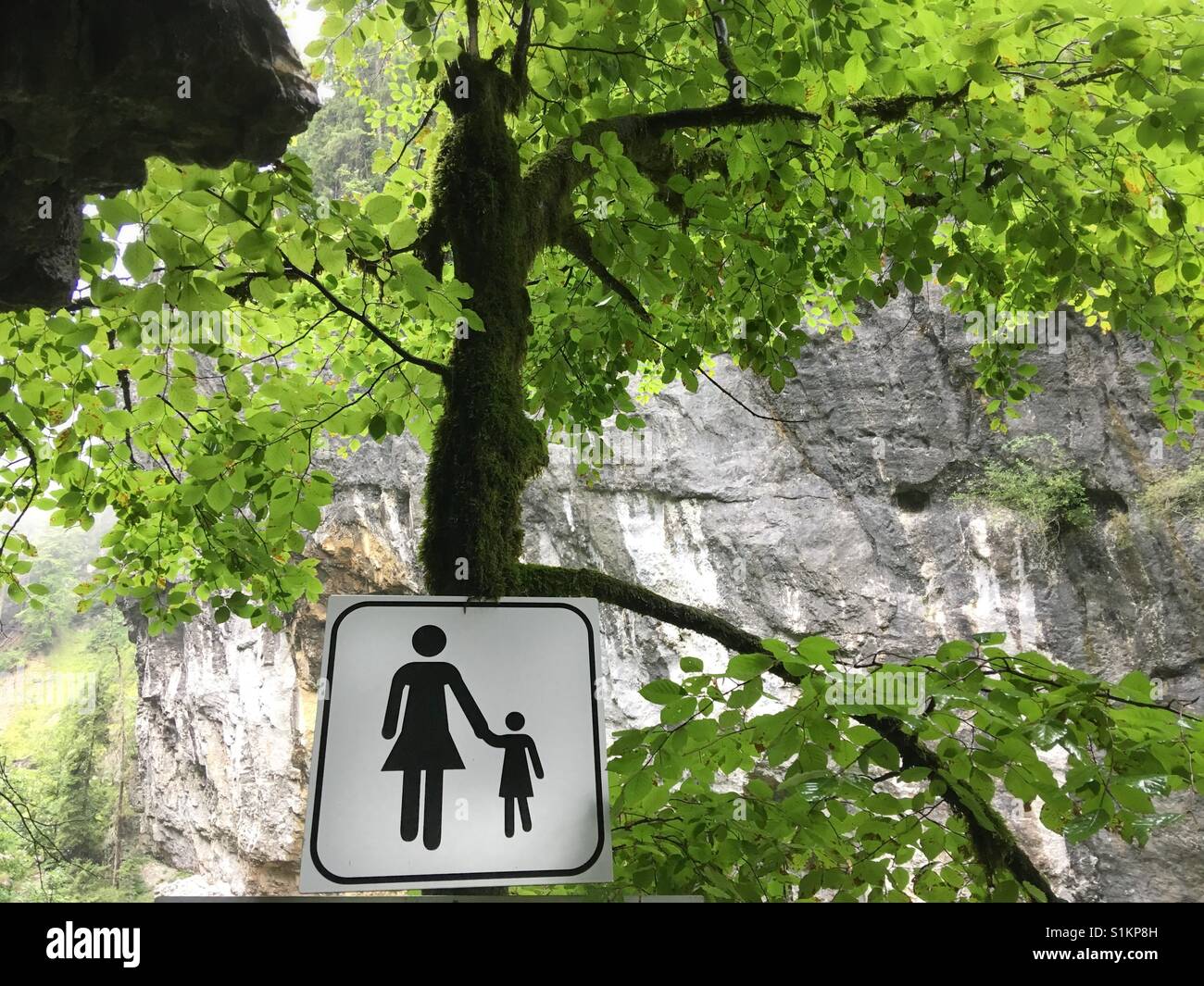 Melden Sie sich in den Bayerischen Alpen warnt Eltern ihre Kinder an der Hand wegen rutschigen und steile Trails zu halten Stockfoto