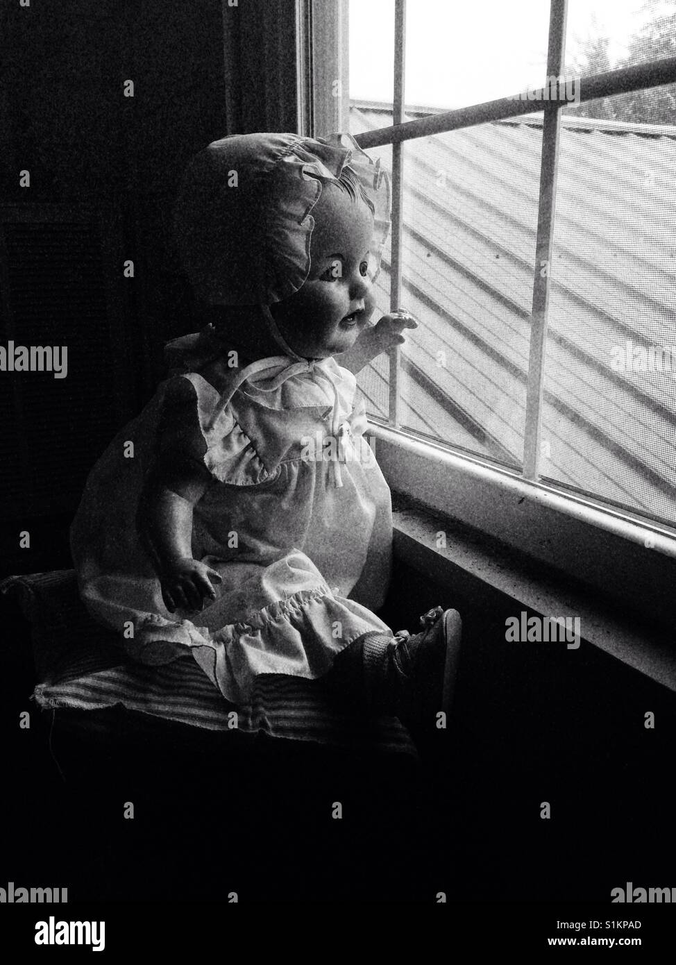 Schwarz-weiß Foto von Doris die Zusammensetzung doll blickt weißes Fenster - Smartphone-aufgenommenes Stockfoto