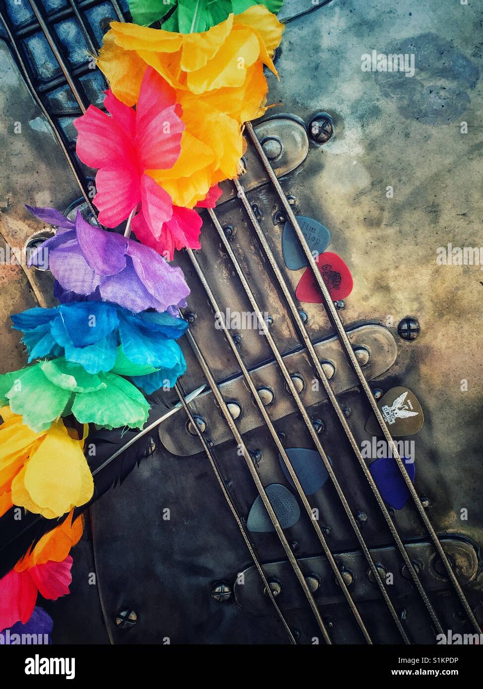 Regenbogen Blumengirlande über Bronze Gitarre Jimmy Hendrix Memorial Stockfoto