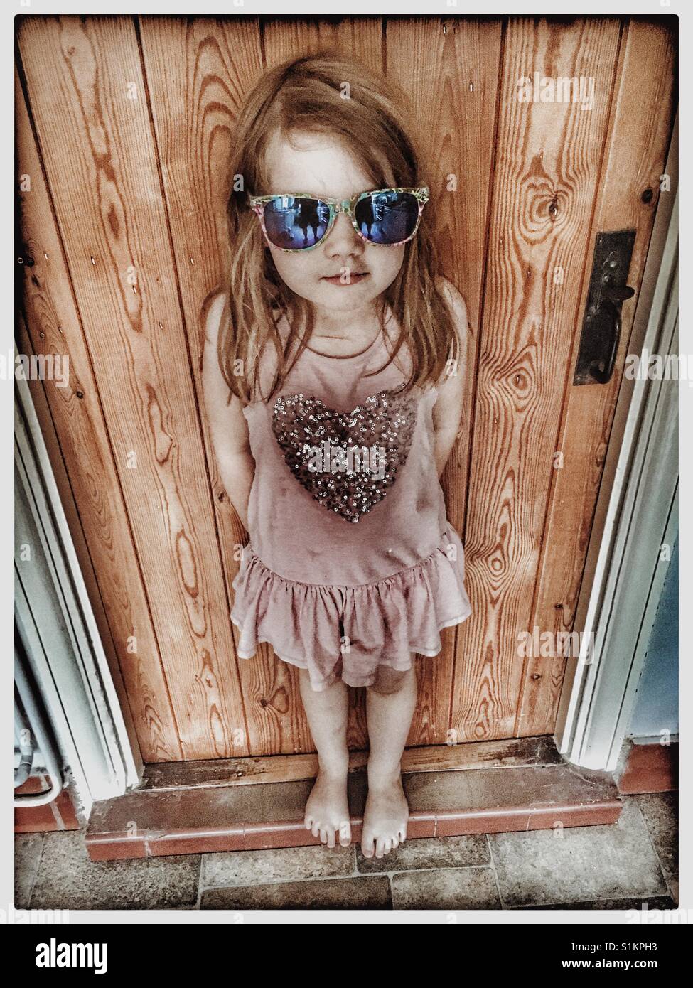 Rote behaarte 5 Jahre altes Mädchen in Sonnenbrillen. Stockfoto