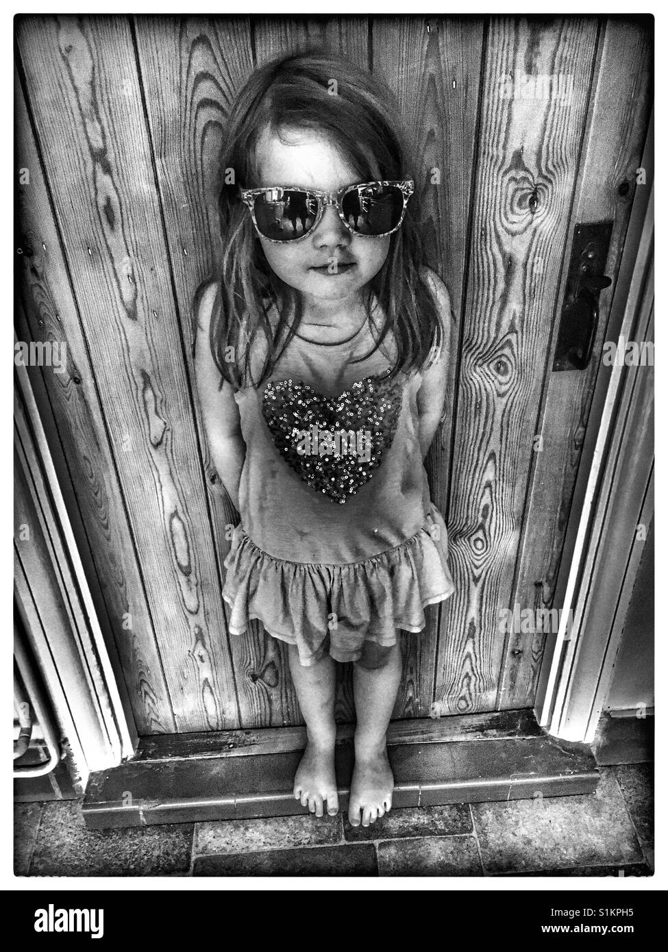 Junges Mädchen in Sonnenbrillen Stockfoto