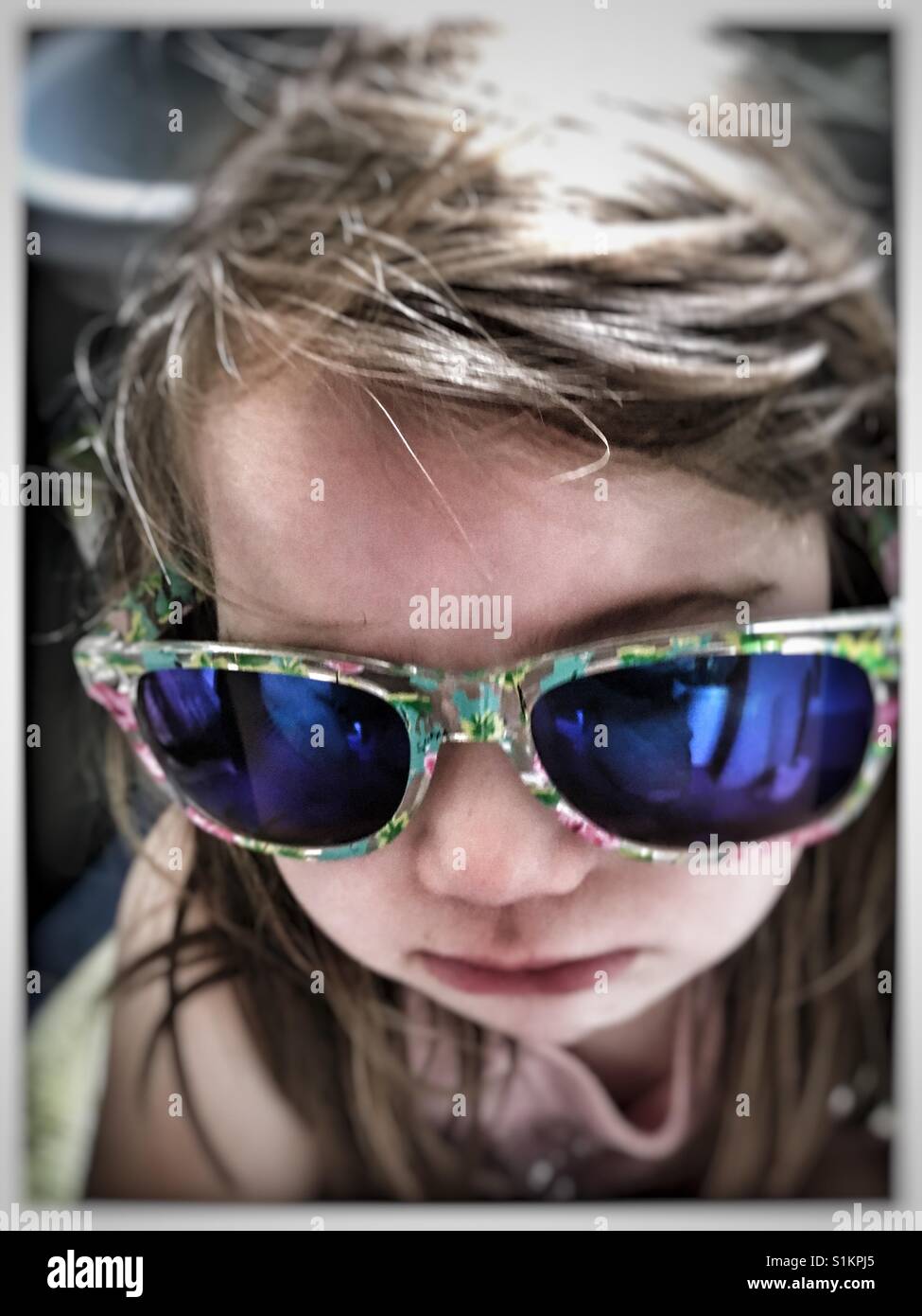 Trauriges Mädchen mit Sonnenbrille. Stockfoto