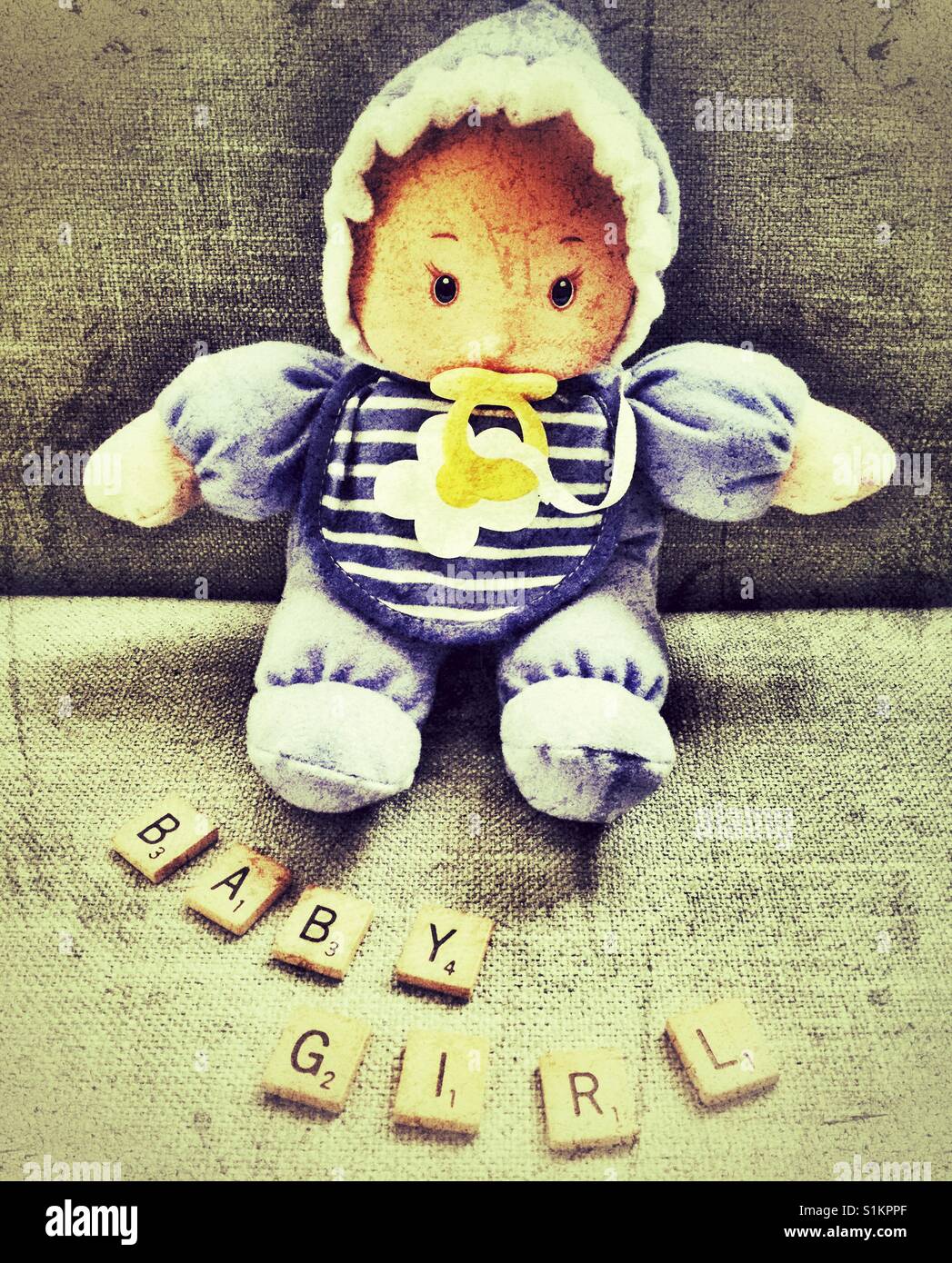Baby-Puppe gekleidet in blau. - Smartphone-aufgenommenes Stockfoto Baby-Puppe gekleidet in blau. - Smartphone-aufgenommenes Stockfoto
