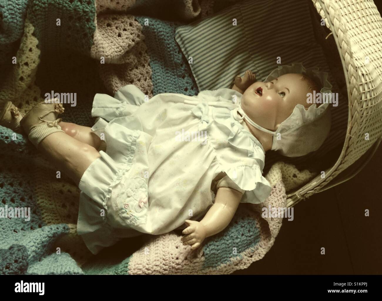 Nicht schläfrig - Doris die Zusammensetzung Puppe kämpfe Schlaf in vintage Babykörbchen Stockfoto
