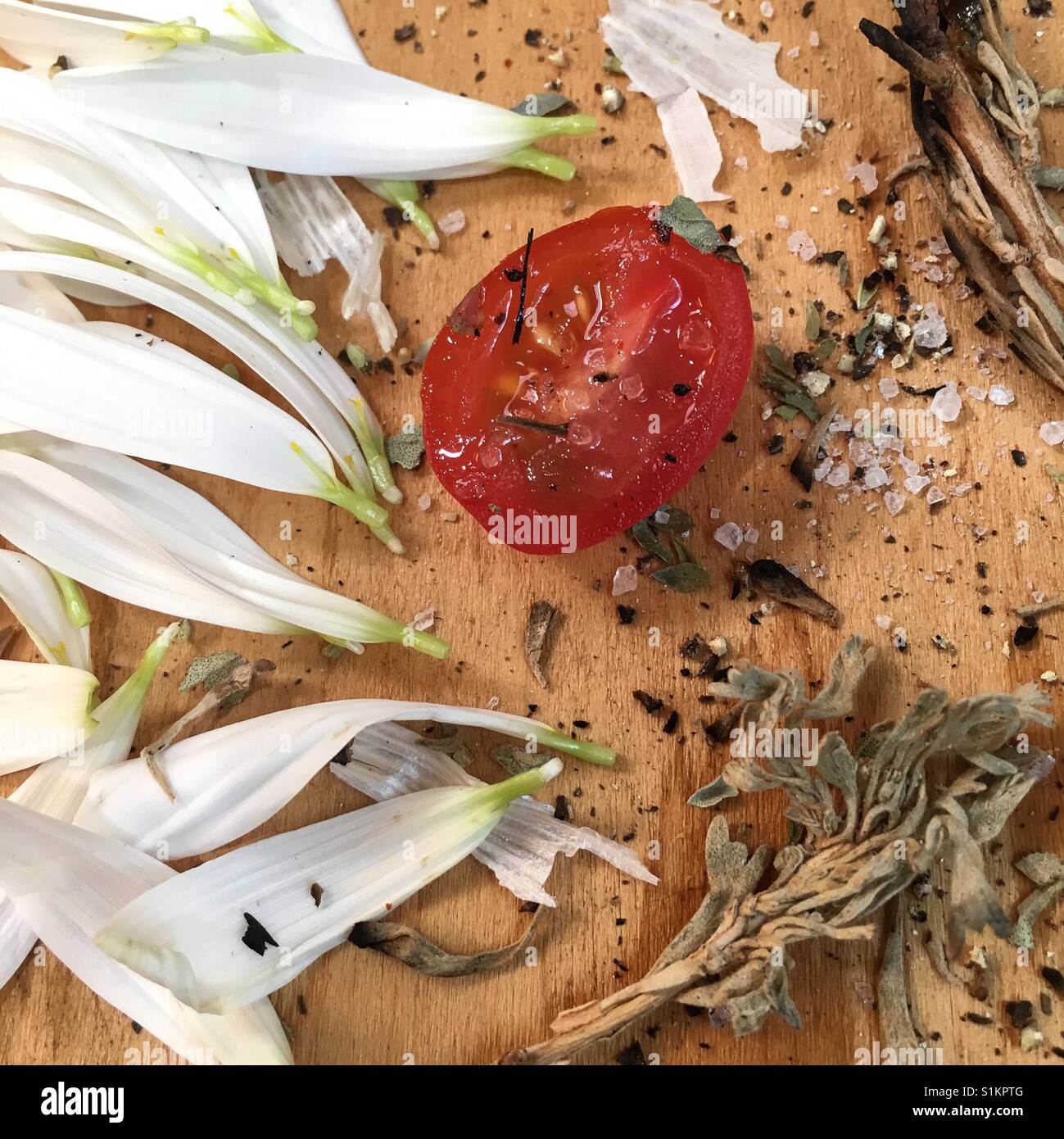 Roma-Tomaten mit Salz und Pfeffer und Blume Blüten Stockfoto