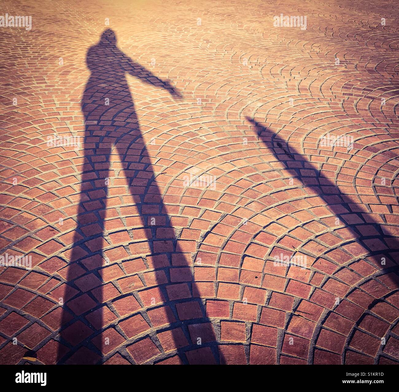 Schatten-Person und Objekt aufeinander zu erreichen Stockfoto