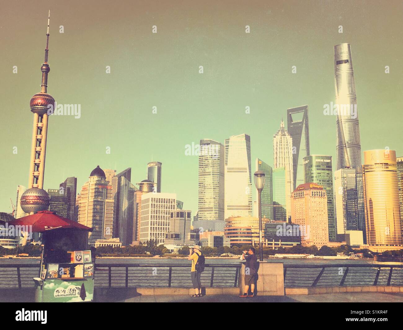 Blick über den Fluss auf die Skyline von Shanghai. - Smartphone-aufgenommenes Stockfoto