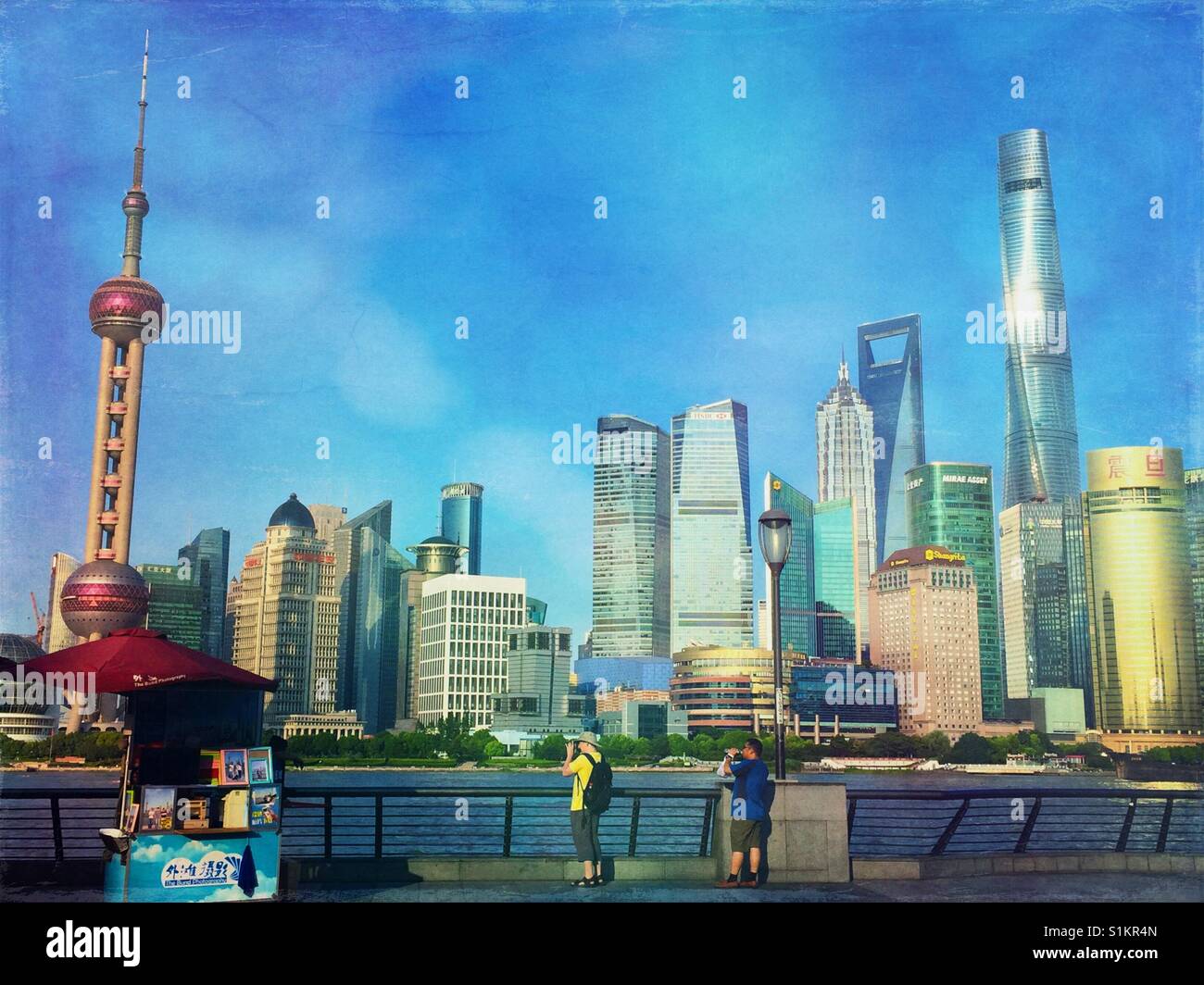 Blick über den Fluss auf die Skyline von Shanghai. - Smartphone-aufgenommenes Stockfoto