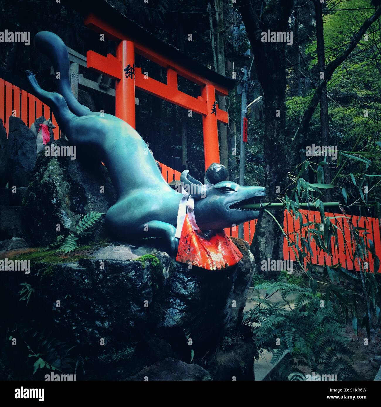 Stein-Fuchs-Brunnen am Fushimi Inari in Kyoto Stockfoto