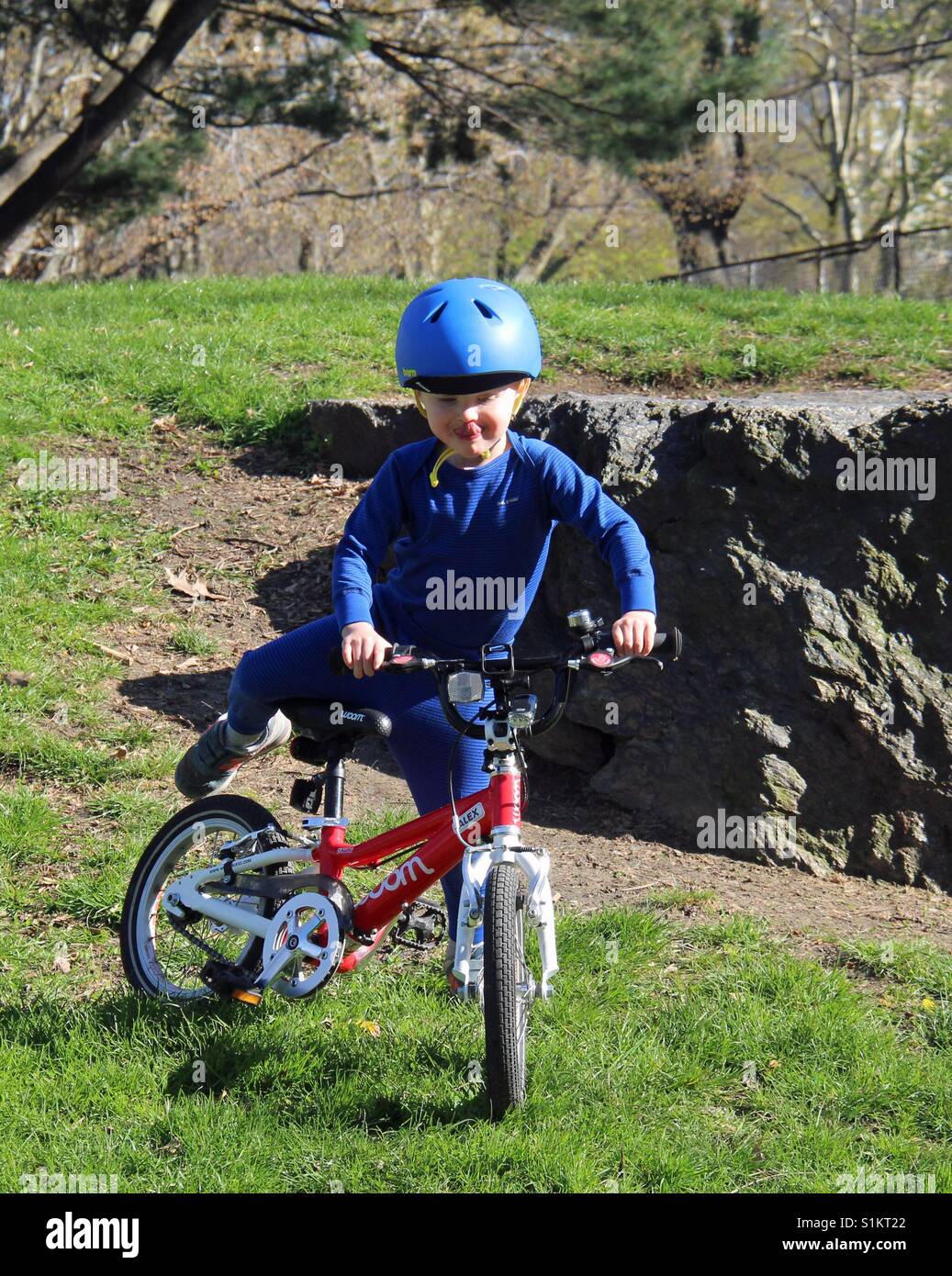Kleiner Junge sein Fahrrad in tiefer Konzentration testen Stockfoto