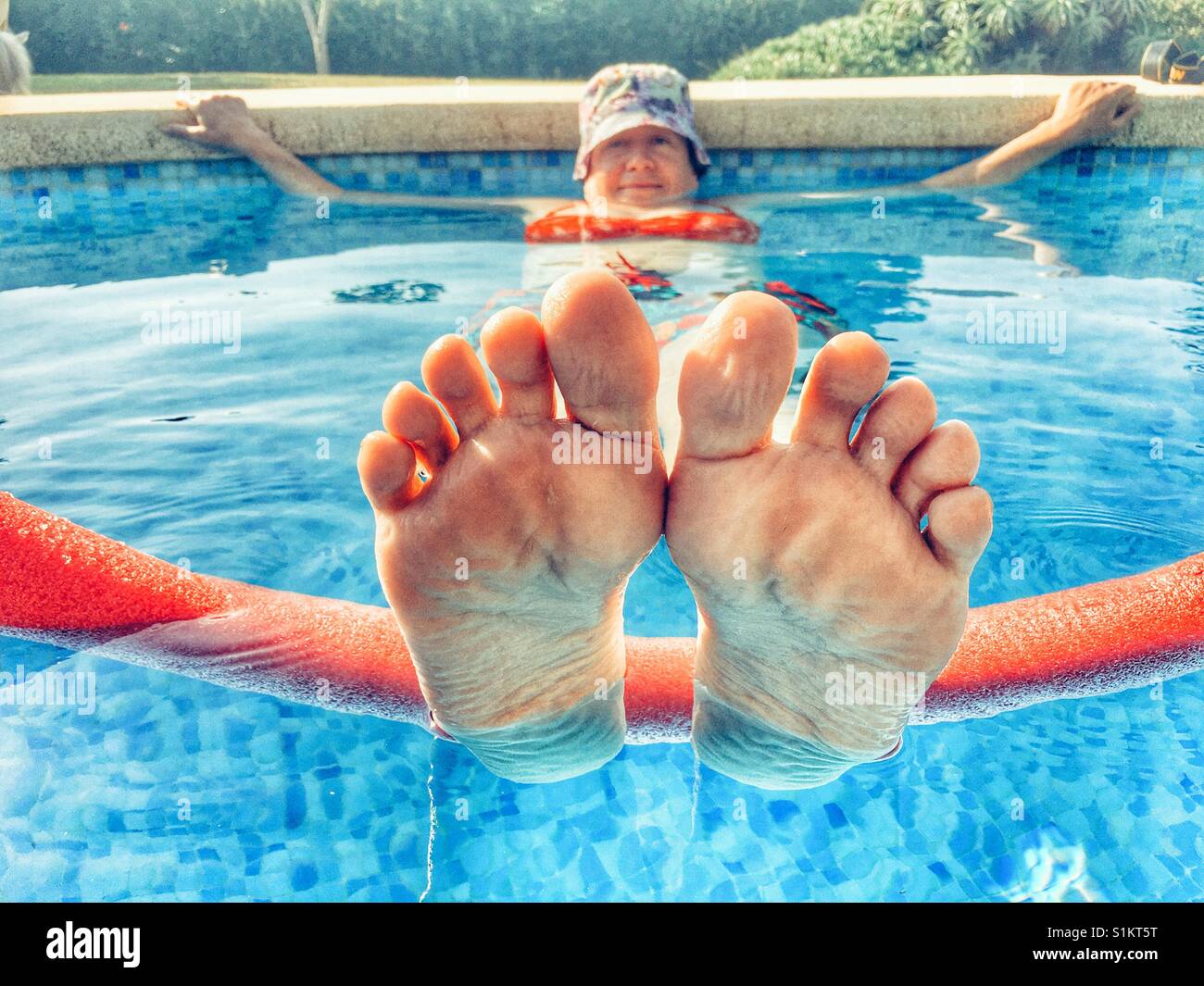 Frau im Schwimmbad, in einer Hitzewelle kühl zu halten Stockfoto
