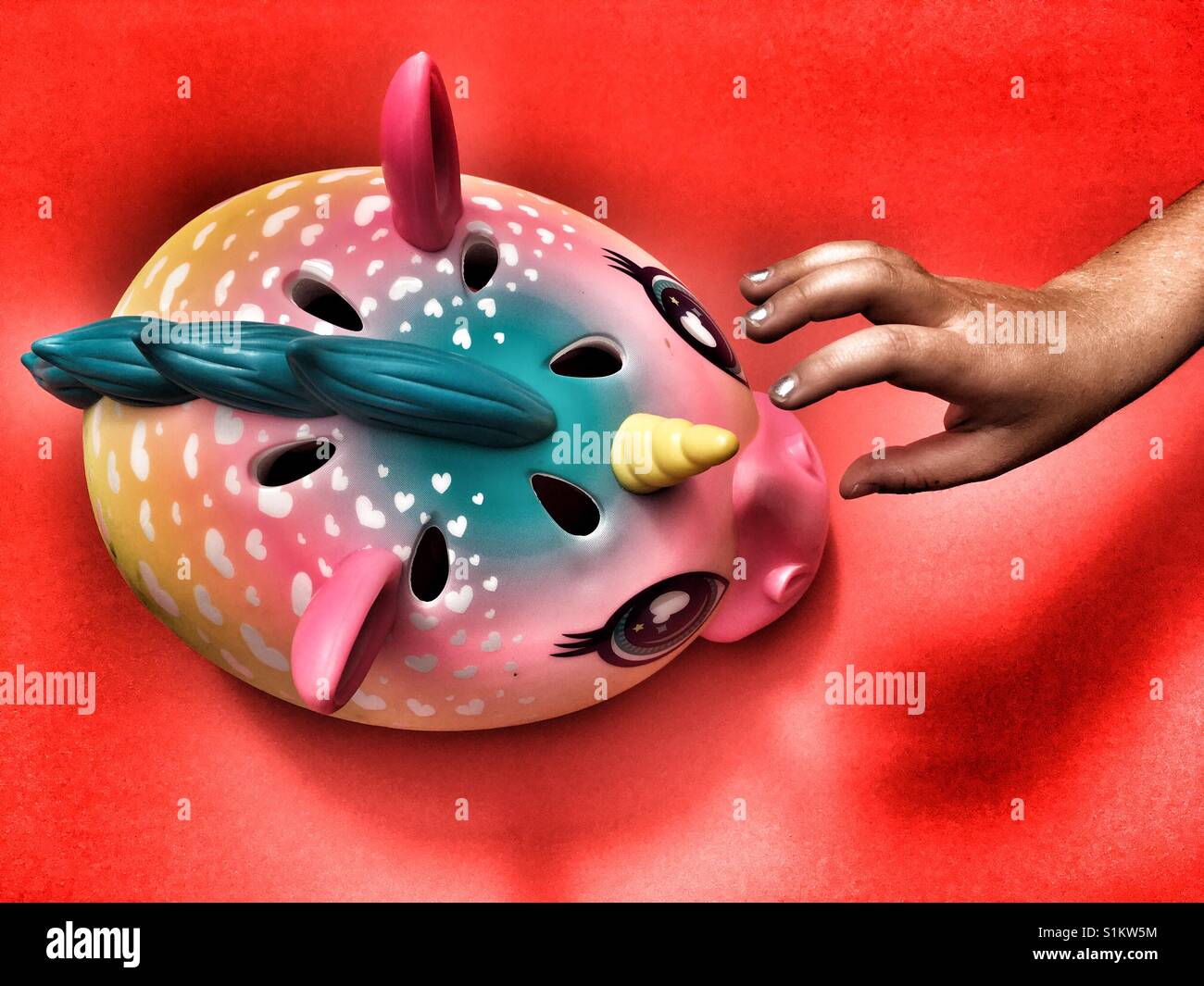 Raskullz Einhorn Fahrradhelm - Smartphone-aufgenommenes Stockfoto