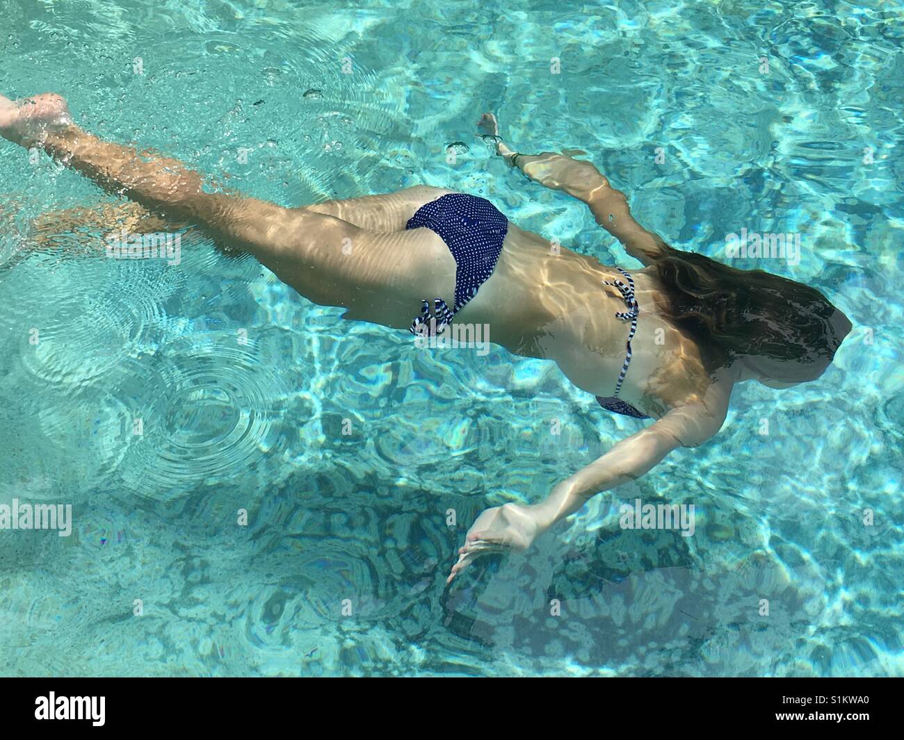 Teenager Schwimmen unter Wasser im Schwimmbad Stockfoto