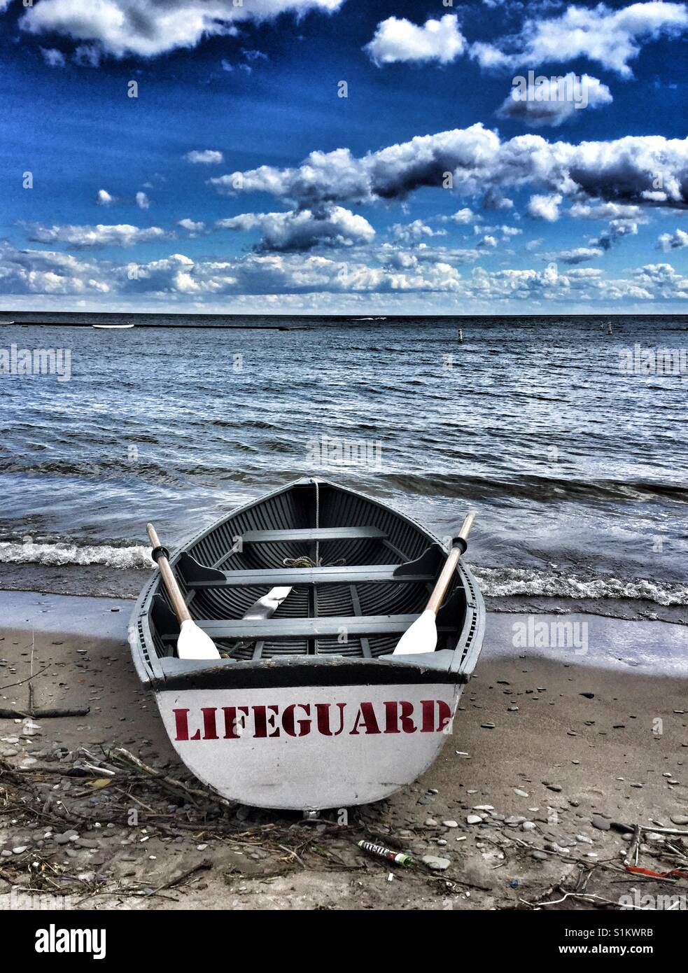 Gestrandeter Rettungsschwimmer Ruderboot. - Smartphone-aufgenommenes Stockfoto