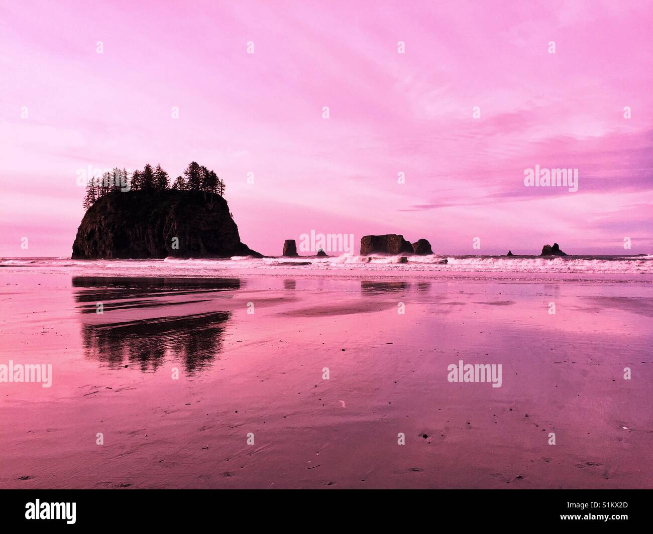 Meer-Stacks im nassen Sand der zweite Strand auf der Olympic Peninsula - Smartphone-aufgenommenes Stockfoto