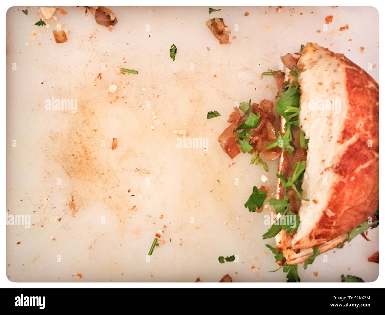 Die Reste eines massiven Schweinefleisch Rippe Brot Sandwich. Stockfoto