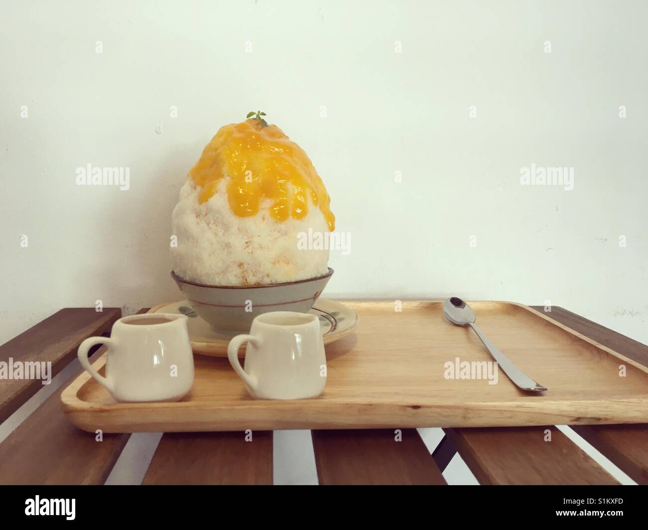 Rasiert Eis-Dessert mit Mango Topping. Stockfoto