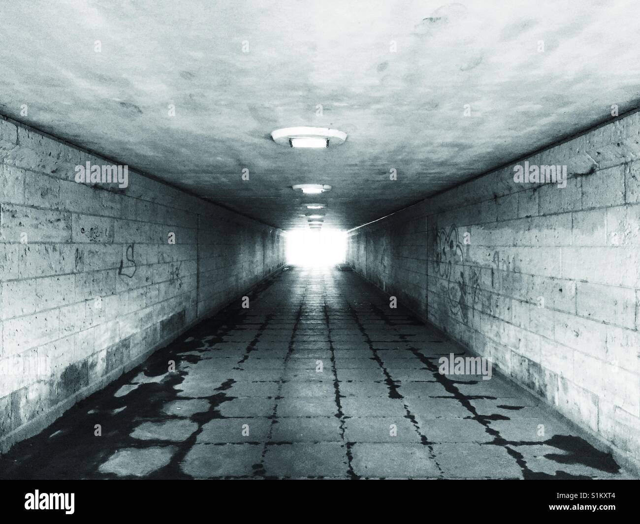 Unheimliche Fußgängertunnel in schwarz / weiß - Smartphone-aufgenommenes Stockfoto