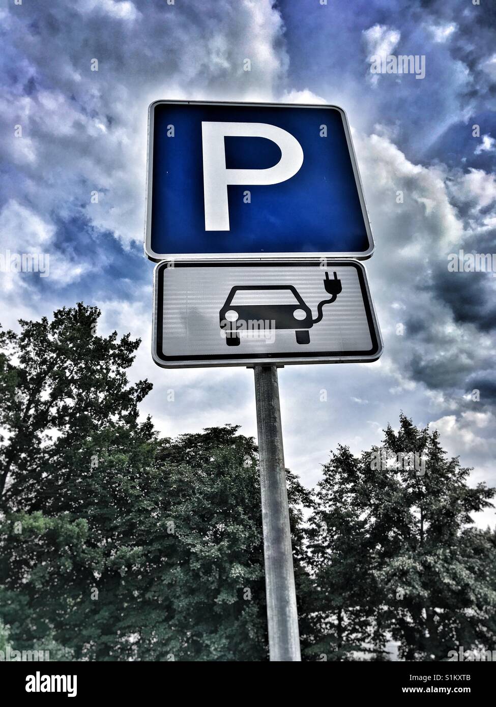 Zeichen für Elektrofahrzeuge Parkplatz auf einem Rastplatz neben einer deutschen Autobahn - Smartphone-aufgenommenes Stockfoto