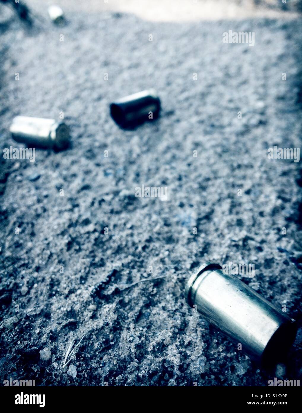 4 verbrachte 9 mm-Messing-Gehäuse auf den Boden gefallen - Smartphone-aufgenommenes Stockfoto