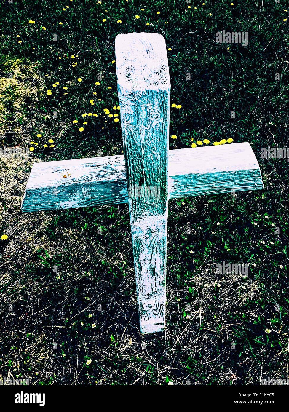 Einfache unmarkierte Holzkreuz - Smartphone-aufgenommenes Stockfoto