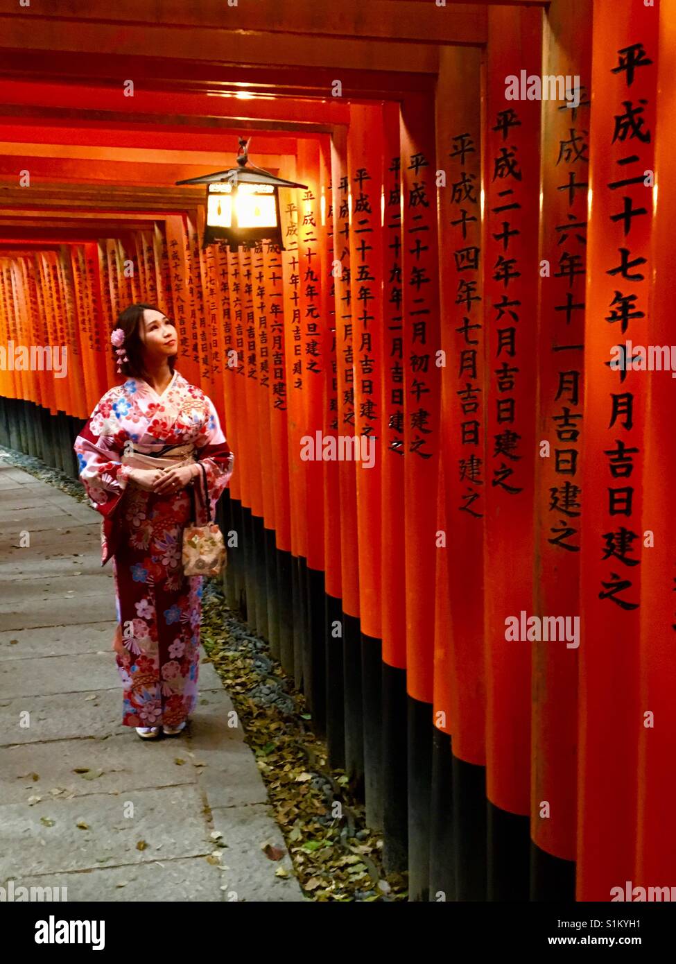 Geisha im Fushimi Inari-Taisha, Kyoto, Japan. Stockfoto