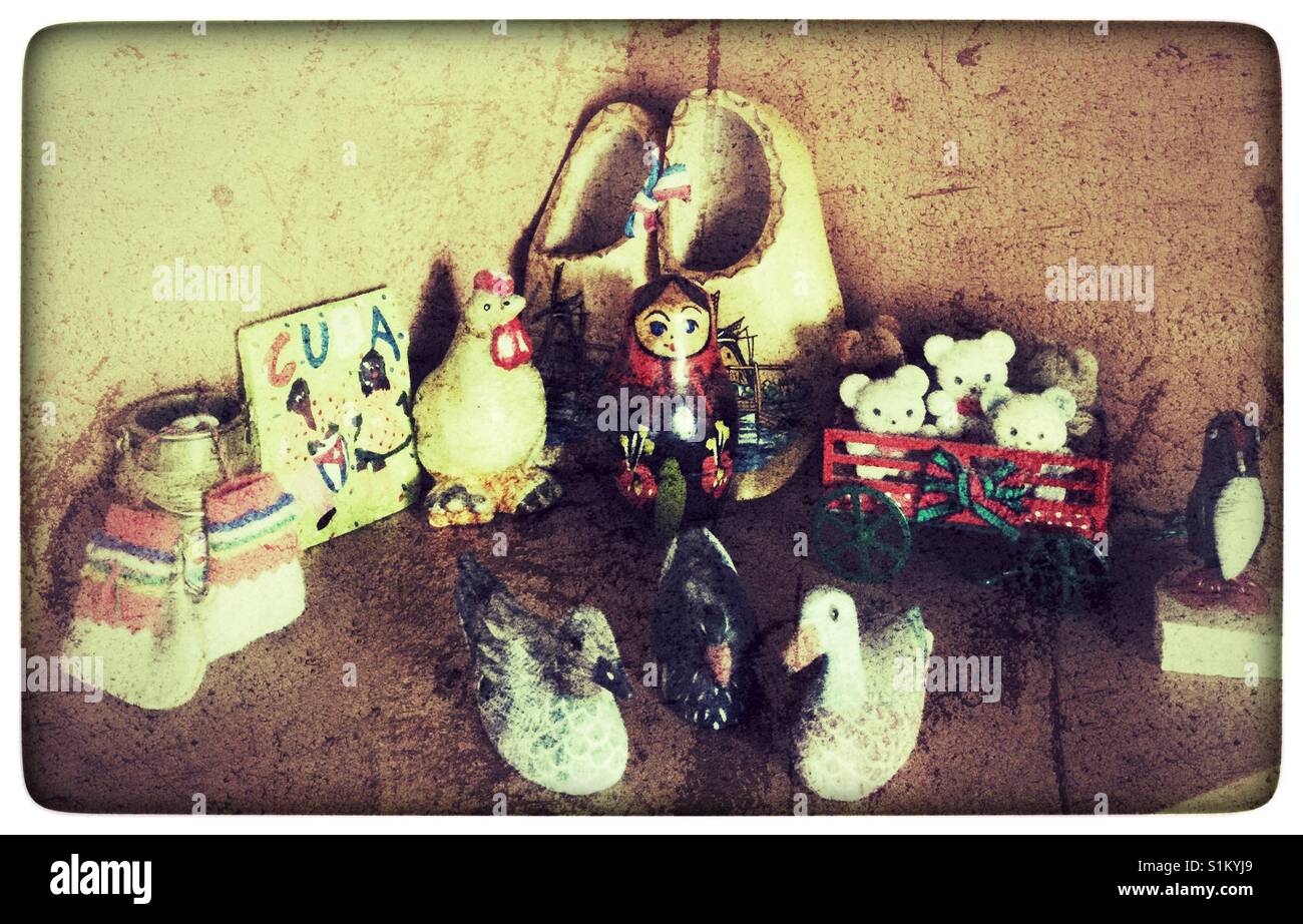 Regal angezeigte kleine Reiseandenken. - Smartphone-aufgenommenes Stockfoto