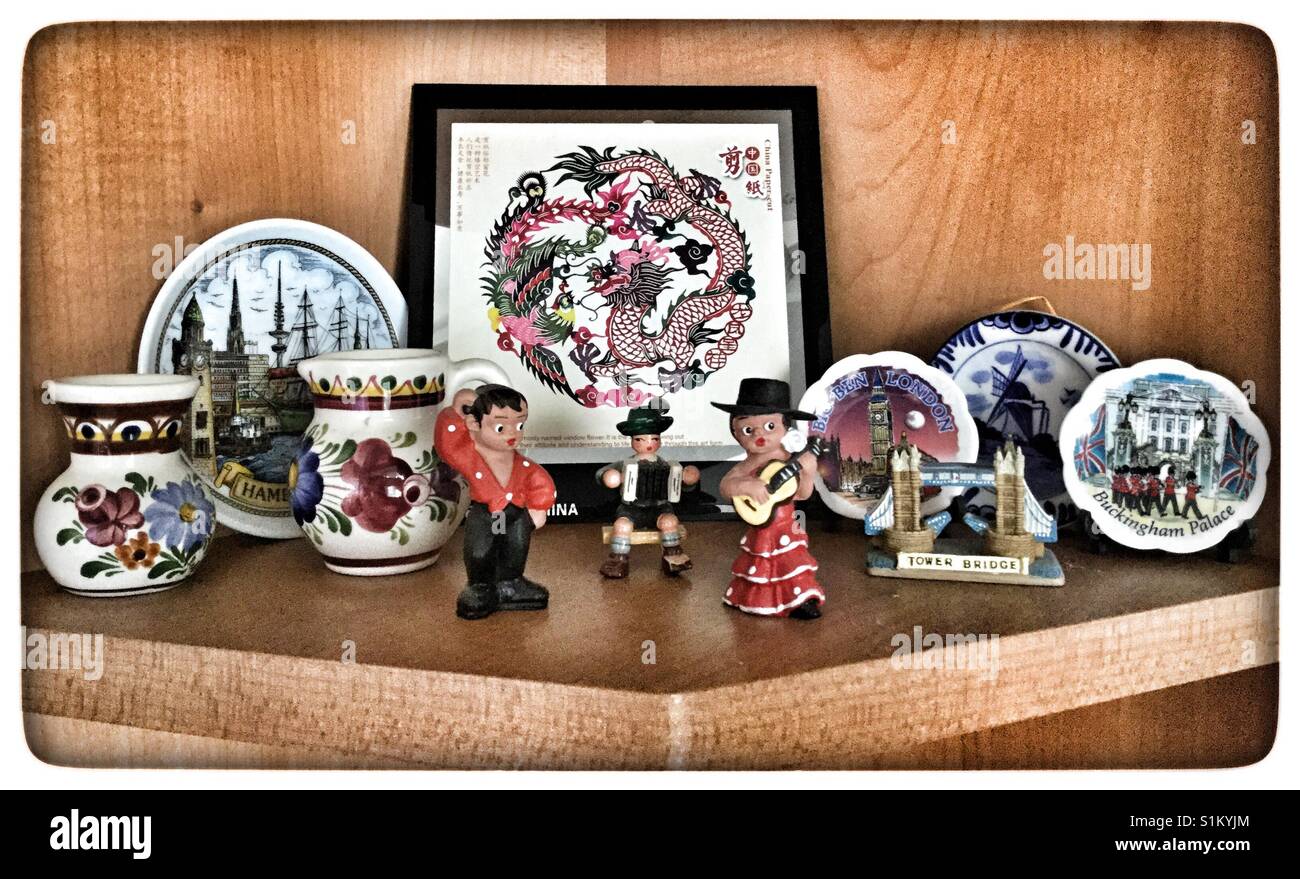 Regal-Display des Reise-Erinnerungen. - Smartphone-aufgenommenes Stockfoto