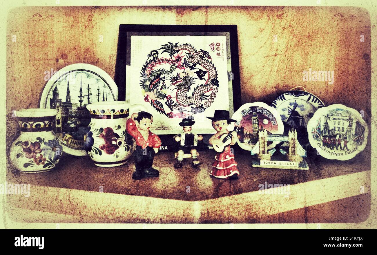 Anzeige der kleinen Souvenir Teller und Figuren. - Smartphone-aufgenommenes Stockfoto