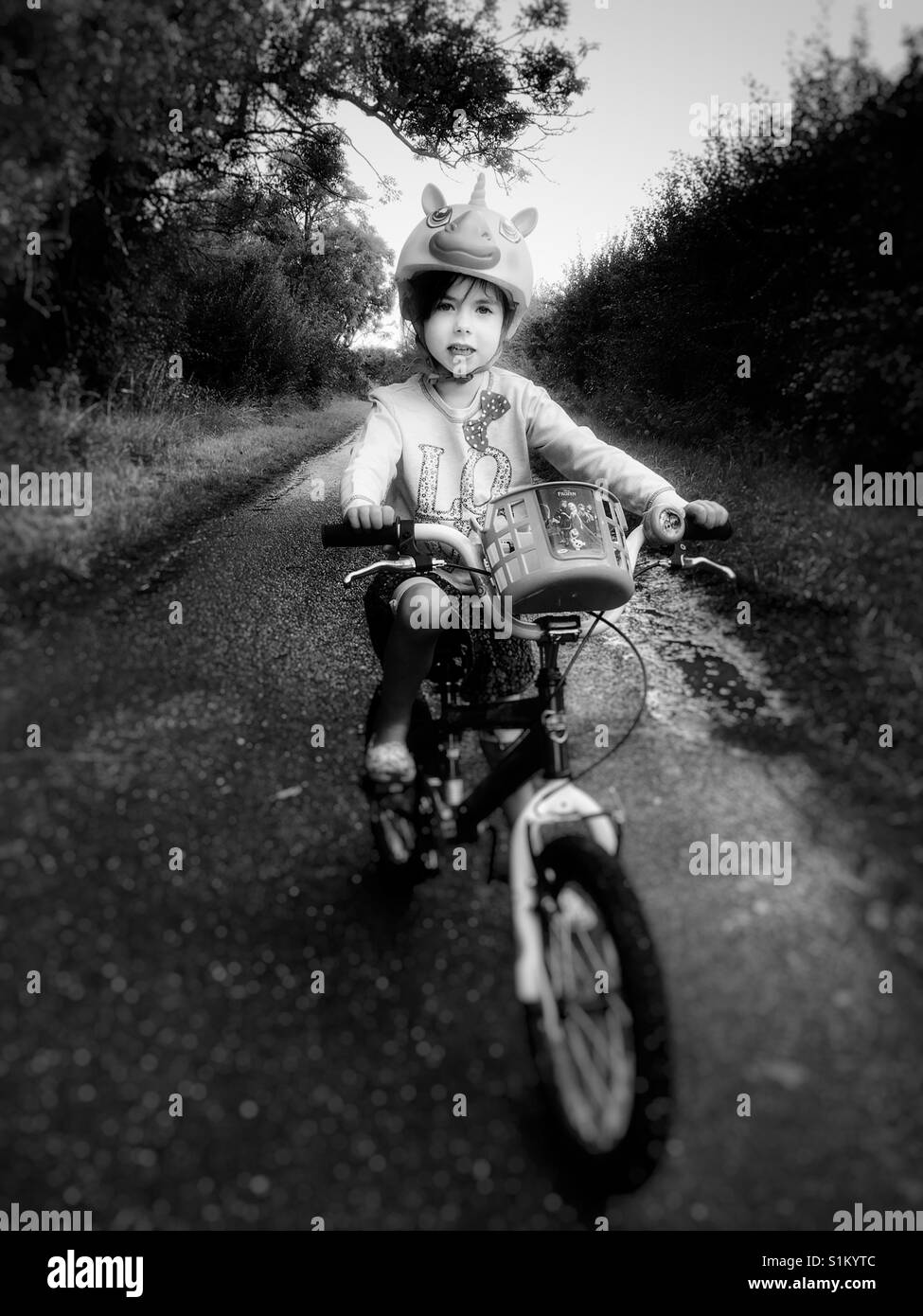 5-Jähriges Mädchen auf ihrem Fahrrad. - Smartphone-aufgenommenes Stockfoto