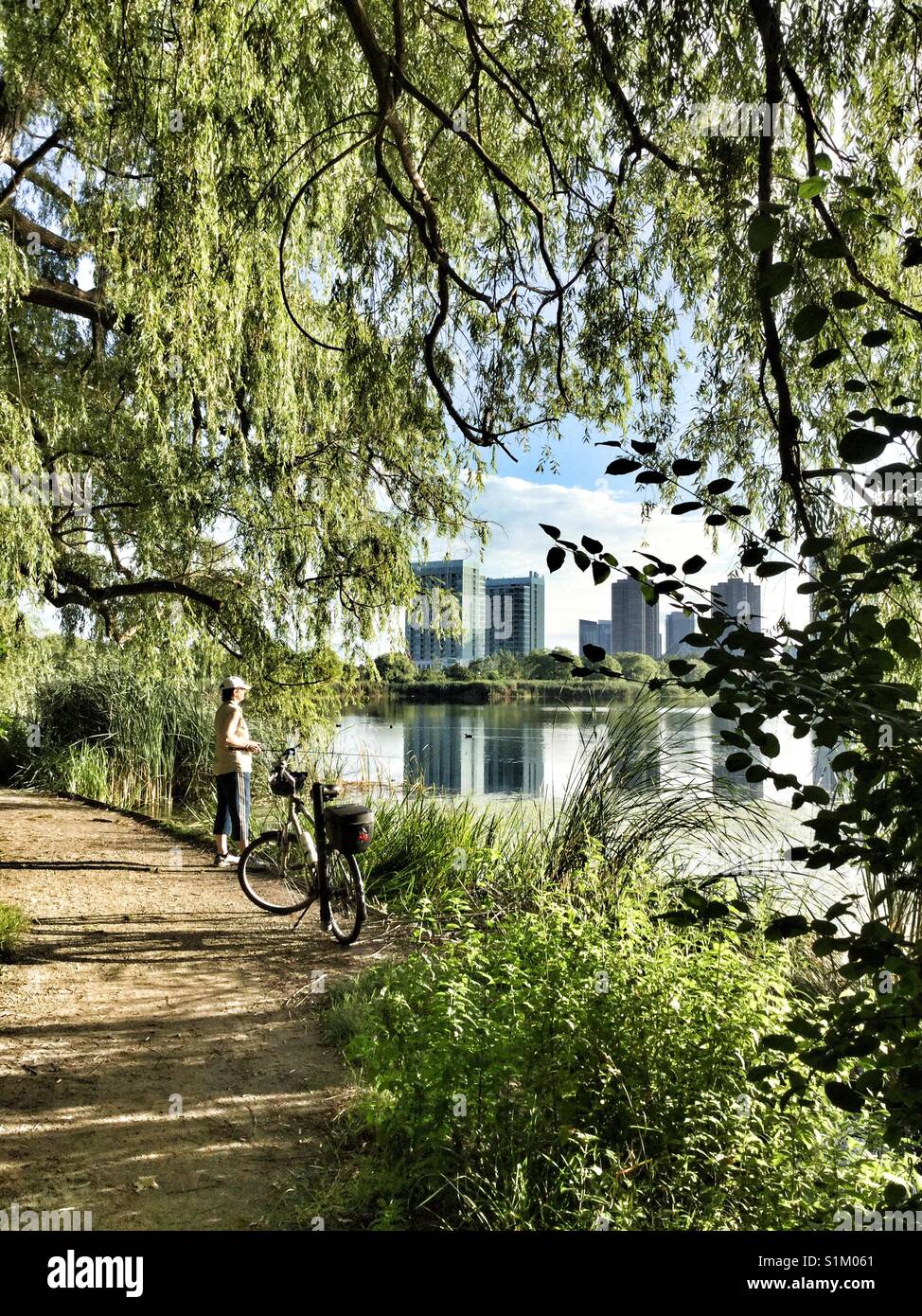 Frau hält an einem Teich zu fischen. - Smartphone-aufgenommenes Stockfoto