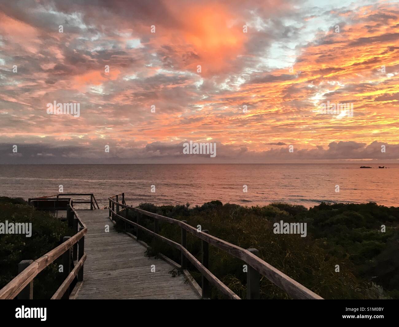 Sonnenuntergang am Strand von Perth Holzsteg und Ausblick Stockfoto