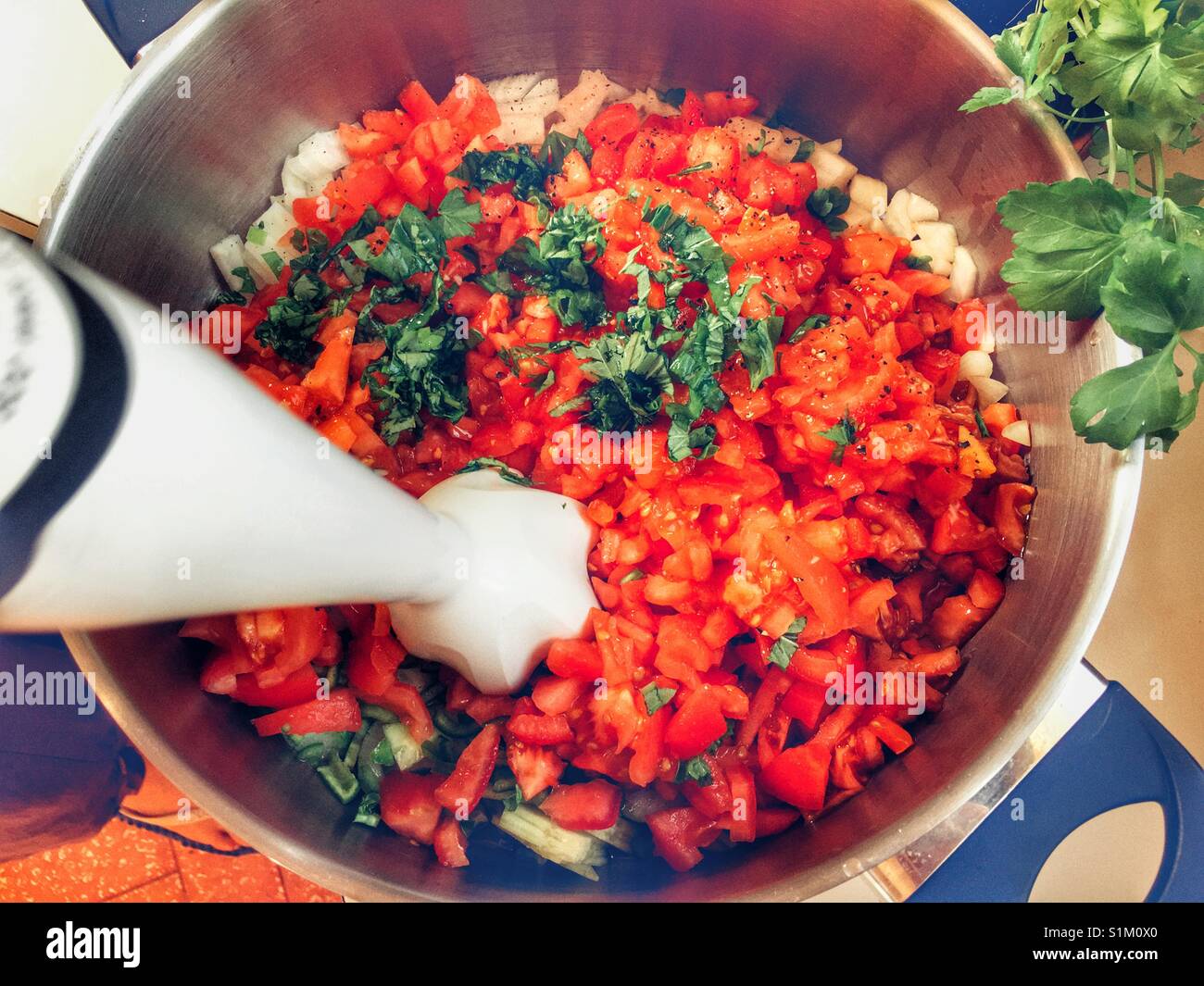 Mit einem Stabmixer gazpacho Suppe machen. Hohe Betrachtungswinkel Stockfoto