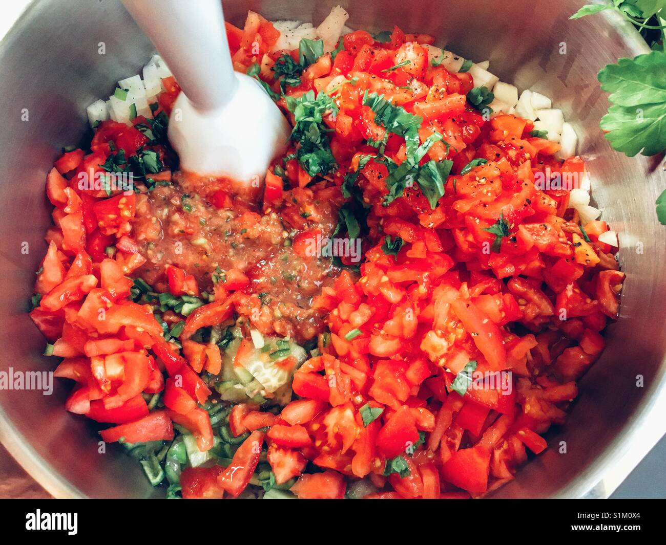Mit einem Stabmixer gazpacho Suppe machen. Hohe Betrachtungswinkel Stockfoto