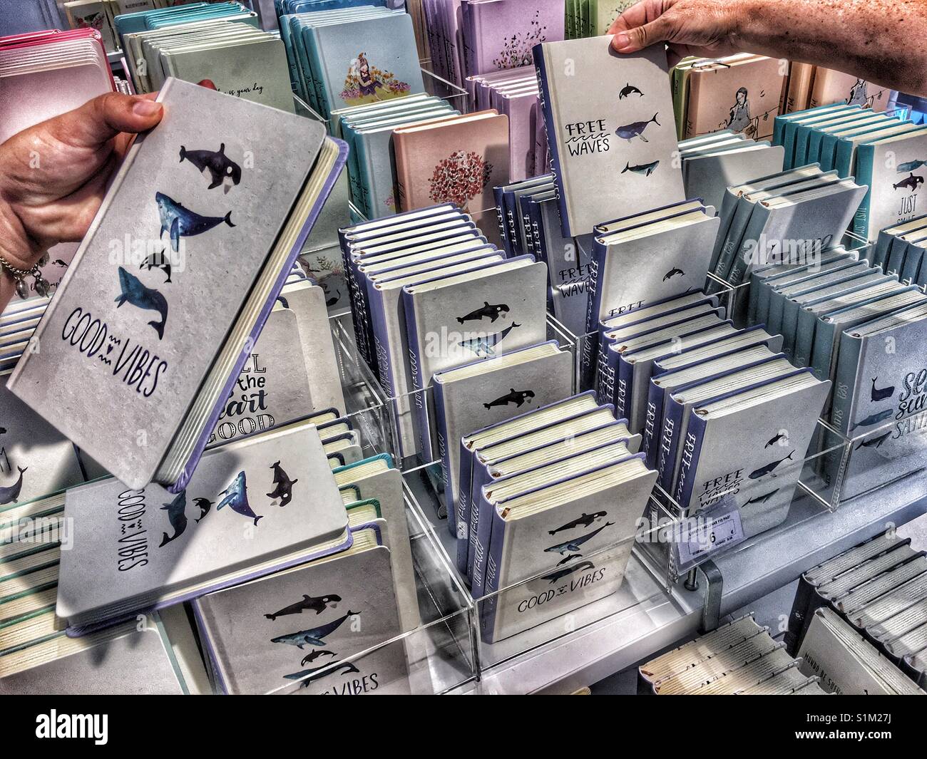 Zwei Menschen auf der Suche nach Briefpapier in einem Ale-Hop Shop, Spanien Stockfoto
