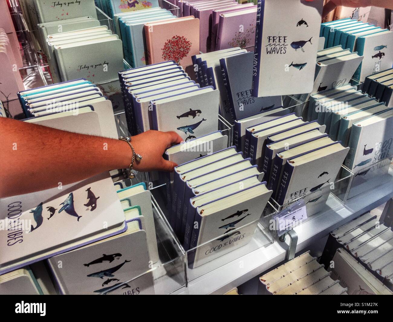 Zwei Menschen auf der Suche nach Briefpapier in einem Ale-Hop Shop, Spanien Stockfoto