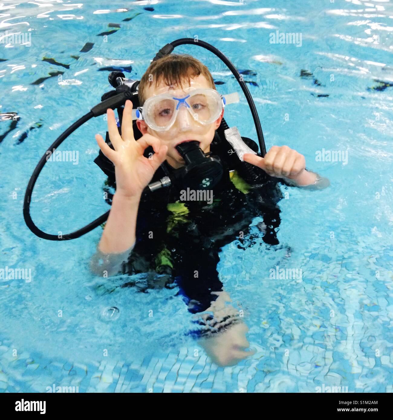 Acht Jahre alten Jungen Tauchen im Schwimmbad. Stockfoto