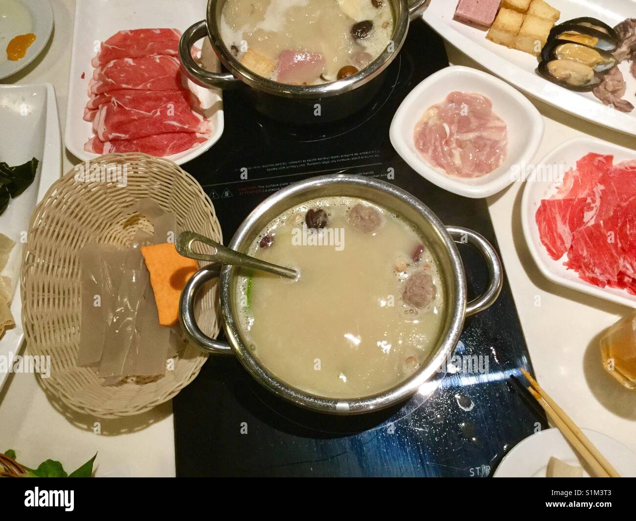 Eintopf Suppe kochen, bereit, die Zutaten zu kochen. - Smartphone-aufgenommenes Stockfoto