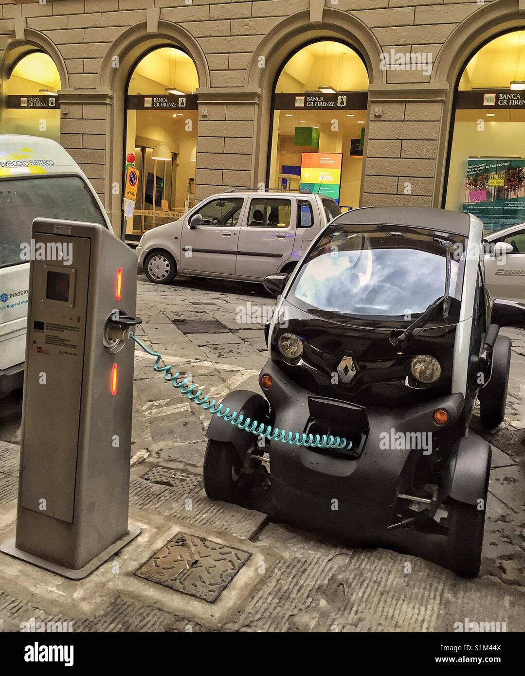 Elektroauto aufladen, Florenz, Italien. Stockfoto