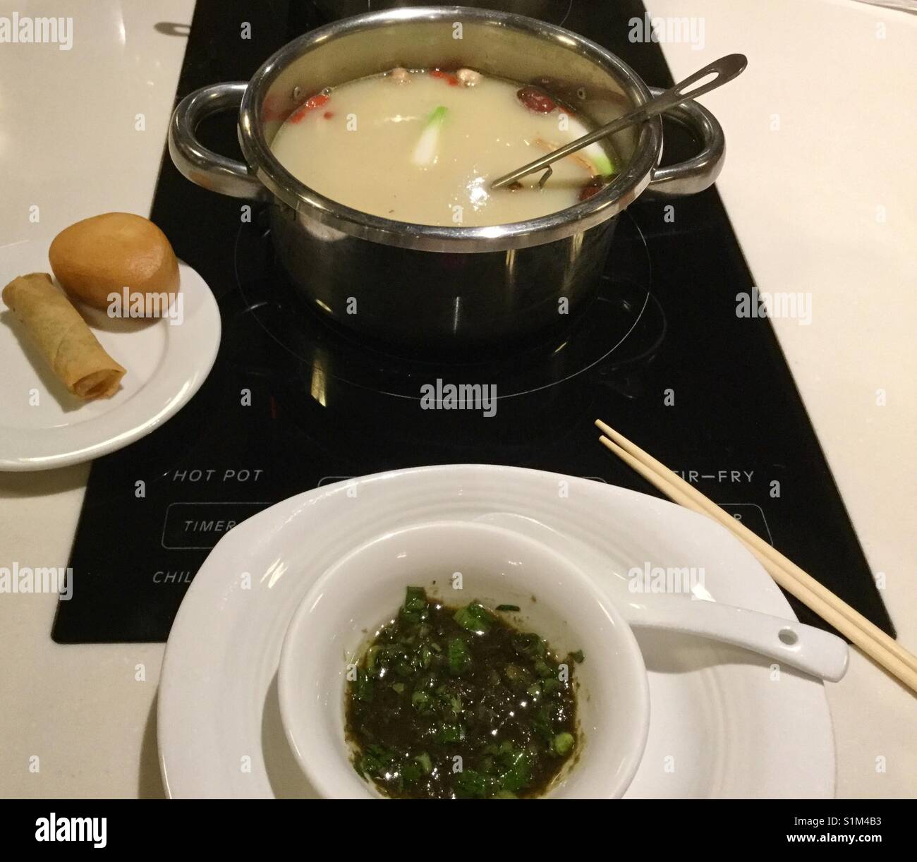 Einzelnen hotpot Tabelle einstellen. - Smartphone-aufgenommenes Stockfoto