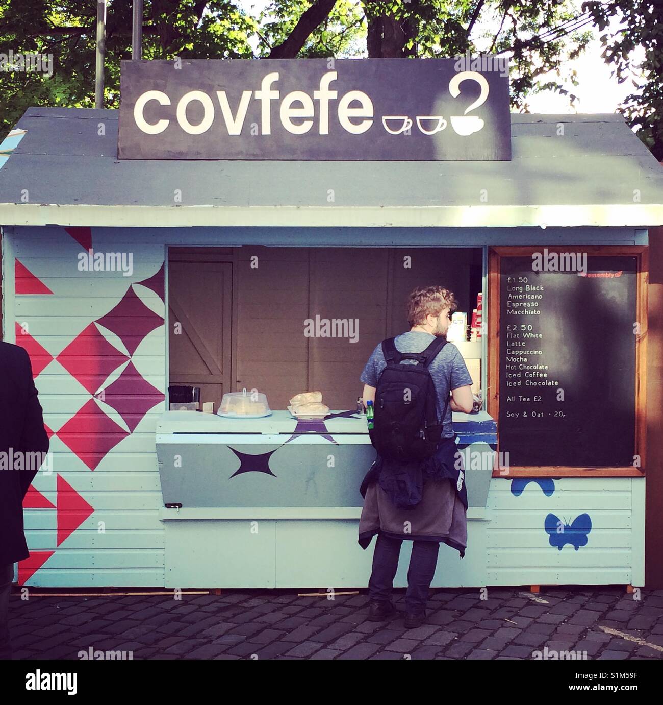 Covfefe Kaffee stand mit Kunden Stockfoto