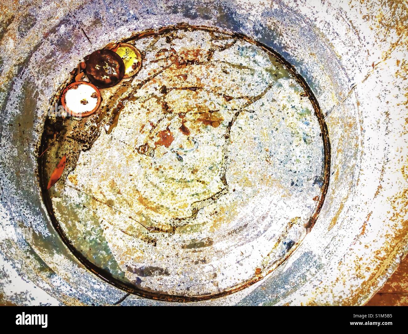 Alte Metall Whirlpool im Keller mit Rückständen gefunden - von oben nach unten Stockfoto