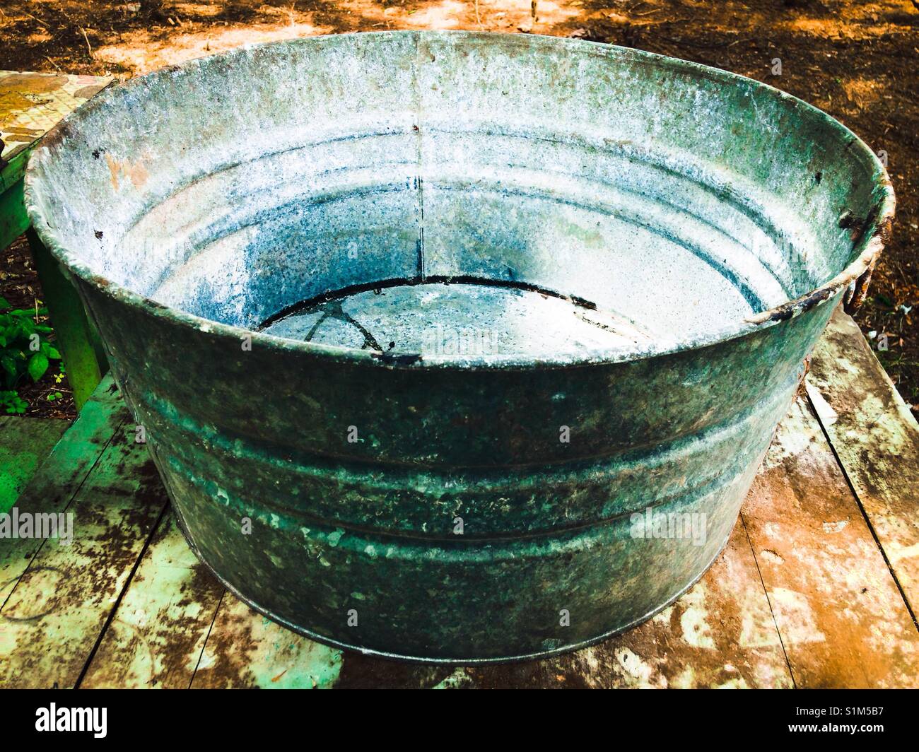 Alten Waschtrog im Keller sitzen, die auf Tabelle gefunden Stockfoto