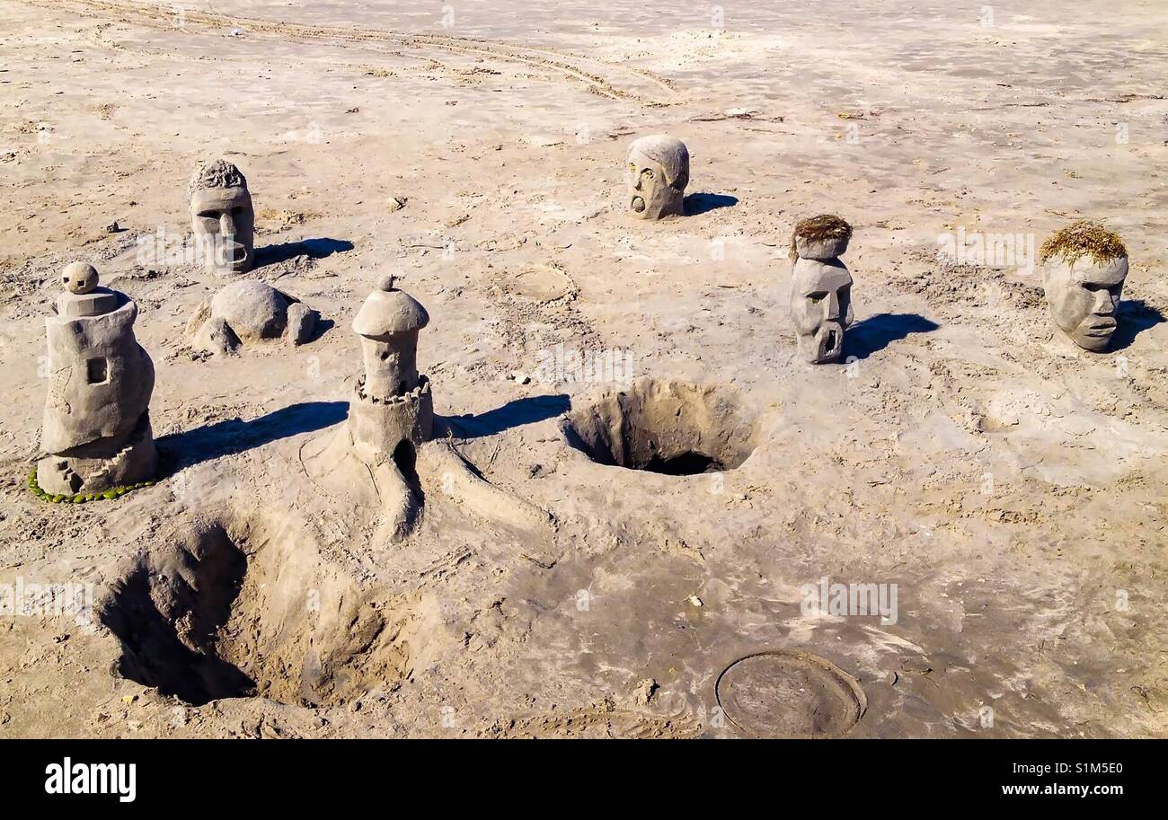 Köpfe Skulpturen aus Sand am Strand. Stockfoto