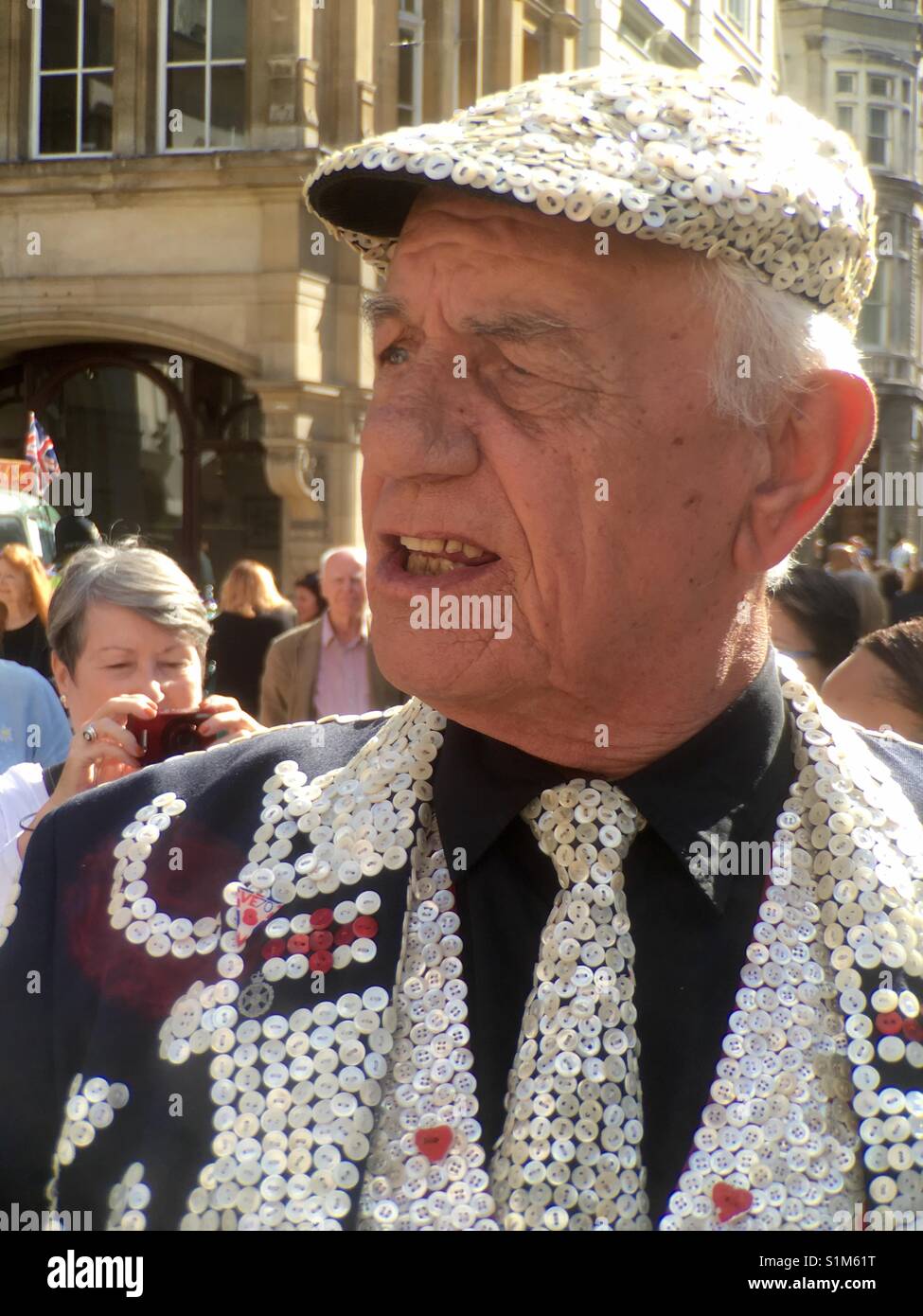 Cockney Pearing-King Senior man auf dem jährlichen Festival Costermongers in London Stockfoto